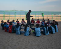  青岛实验学校青年教师拓展训练增进同伴信任感