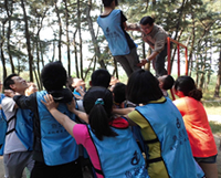 顶善美素质拓展训练 锻造铁马铮铮营销团队