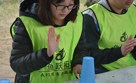 杯子舞-场地拓展训练项目
