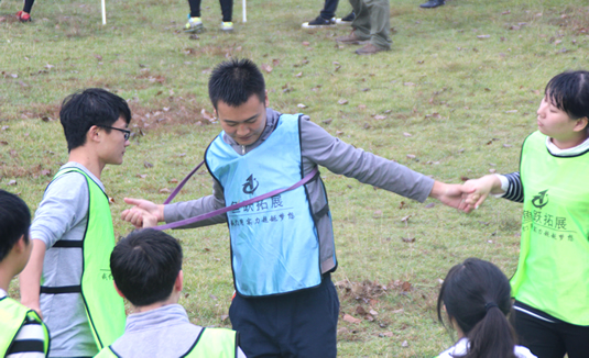 一圈到底-场地拓展训练项目