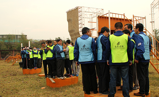 孤岛求生-场地拓展训练项目