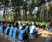 拓展训练让我们手牵手共同战胜困难