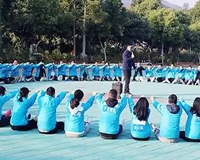 关于浅析小组工作与拓展培训的异同