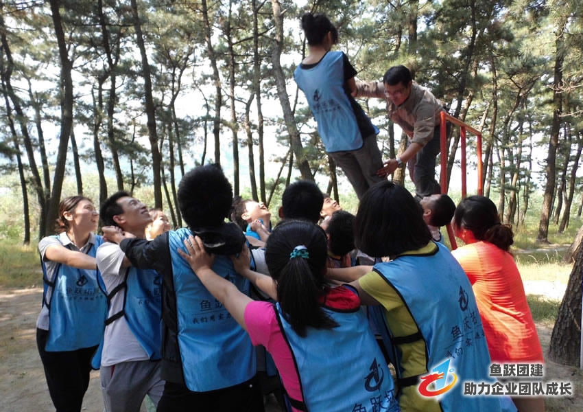 顶善美素质拓展训练 锻造铁马铮铮营销团队