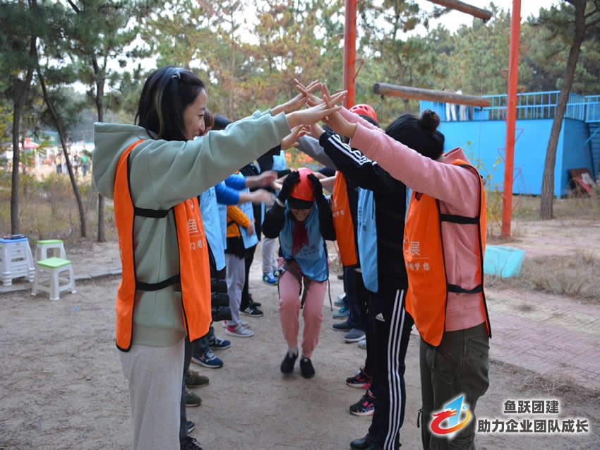 普大煤业新年全体员工野外拓展训练忙