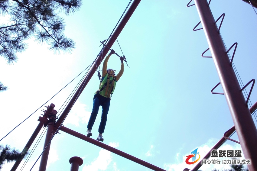 空中抓杠-胶州高空拓展训练项目