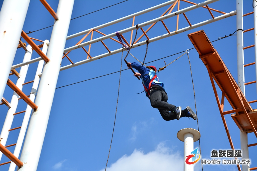 空中抓杠-胶州高空拓展训练项目